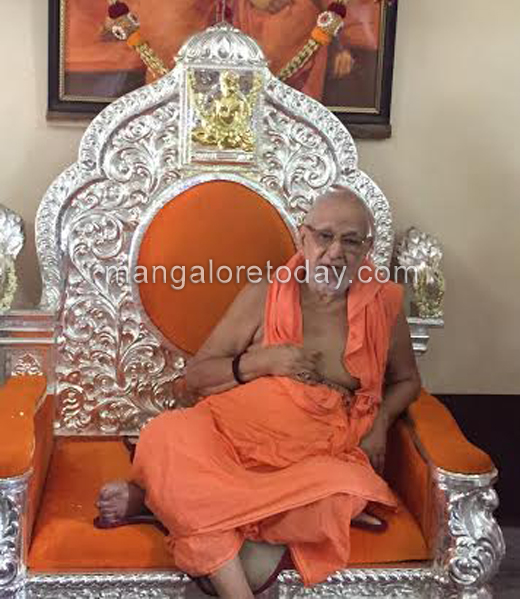 Devotees  dedicate new throne to Kashi  Mutt seer